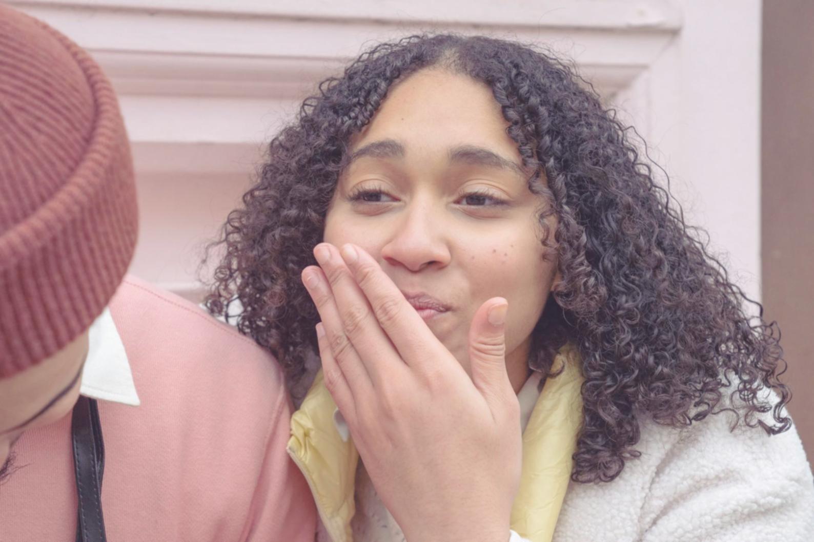 Parents et adolescents en discussion constructive